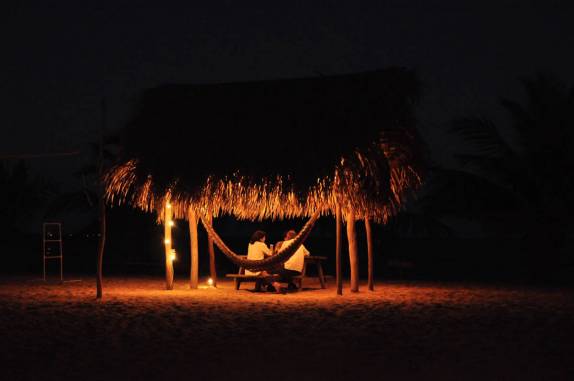 Noite em praia de Hopkins, no litoral sul de Belize